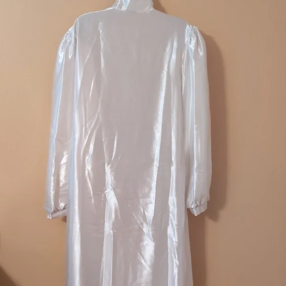 Elegant White Satin Nightgown - Picture 3 of 11
